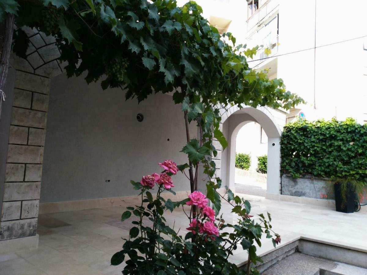 Garden Apartment Dina With Free Parking Split Eksteriør billede